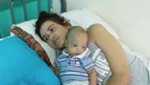 Incroyable : une femme accouche dans le coma et se réveille trois mois plus tard (PHOTOS)