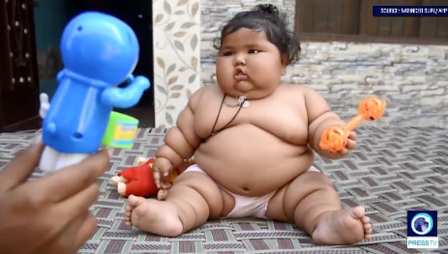 petite fille indienne de 8 mois pesant 17 kg