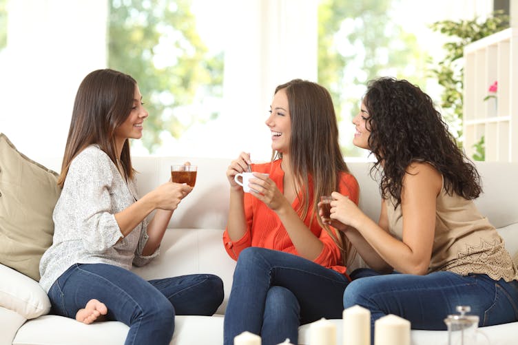 3 jeunes femmes buvant du thé