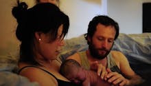 La vidéo sublime et émouvante d'une maman qui accouche à la maison entourée de sa famille