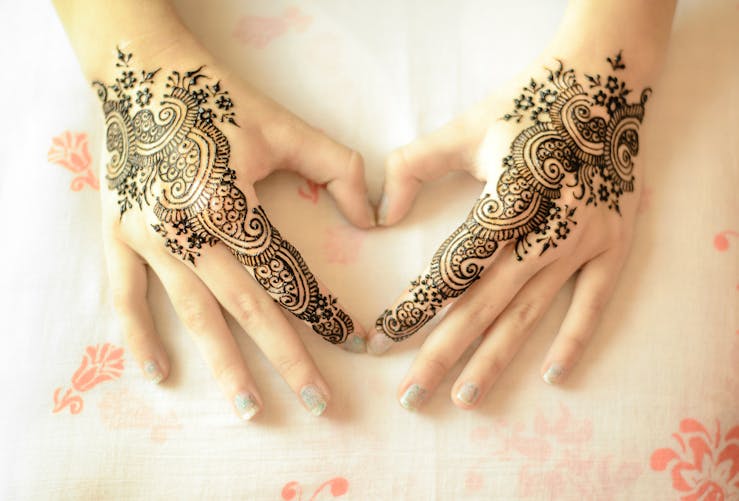mains de femme tatouées au henné