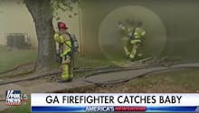 L'incroyable sauvetage d'un bébé par un pompier (vidéo)