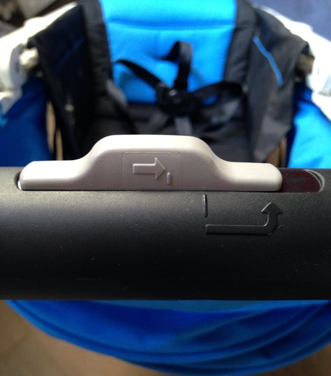 Poussette Duo Easylife de Recaro & siège auto 0+ Privia - bouton mécanisme pliage