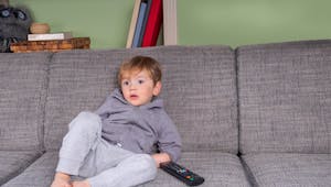 Plus un enfant regarde la télé, plus il réclame de fast-food