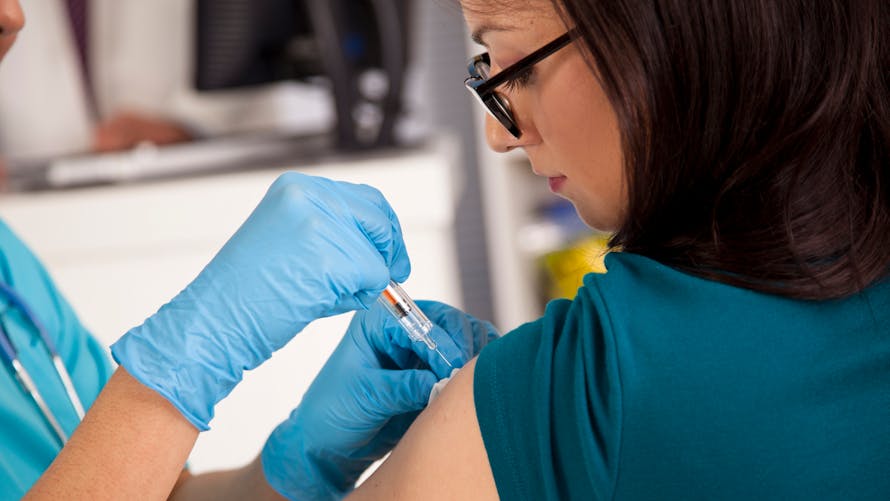 Femme se faisant vacciner