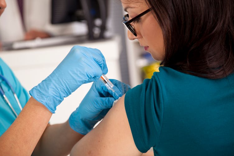Femme se faisant vacciner