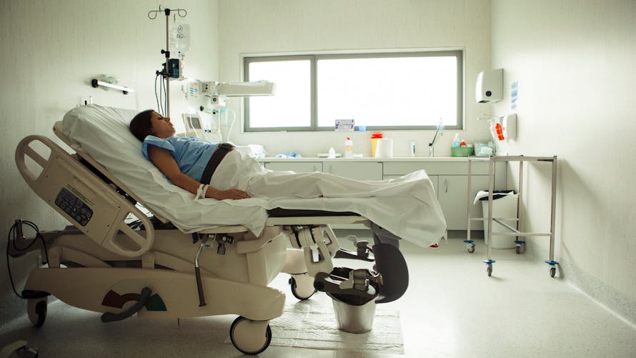 femme enceinte sur lit d'hôpital