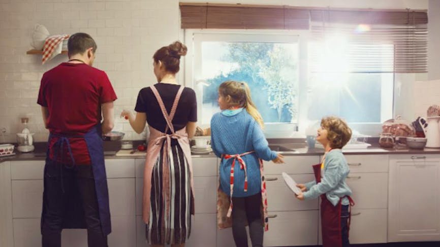 famille se partageant les tâches ménagères