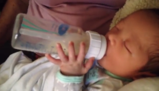 Ce Bebe Sait Tenir Son Biberon Tout Seul Depuis L Age De 1 Semaine Video Parents Fr