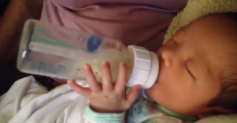Ce Bebe Sait Tenir Son Biberon Tout Seul Depuis L Age De 1 Semaine Video Parents Fr Ce Bebe Sait Tenir Son Biberon Tout Seul Depuis L Age De 1 Semaine Video Parents Fr