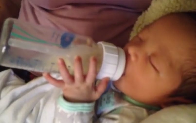 Ce Bebe Sait Tenir Son Biberon Tout Seul Depuis L Age De 1 Semaine Video Parents Fr Ce Bebe Sait Tenir Son Biberon Tout Seul Depuis L Age De 1 Semaine Video Parents Fr