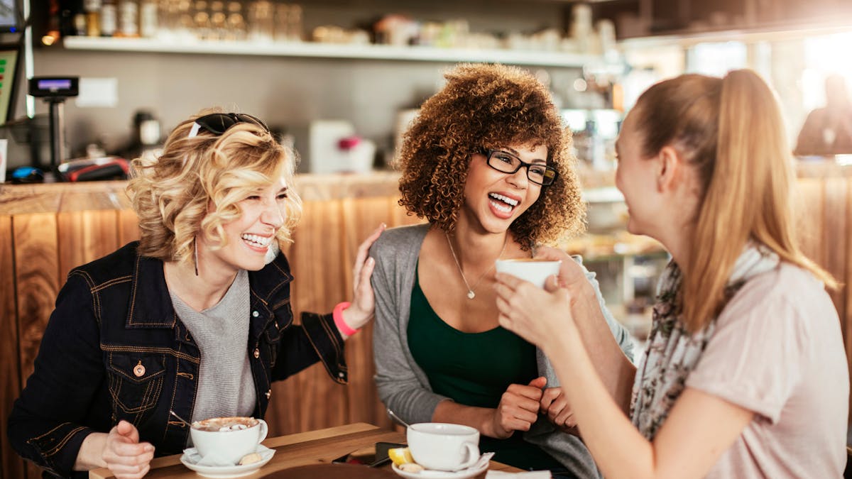 3 jeunes femmes amies au café
