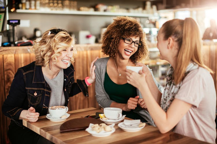 3 jeunes femmes amies au café