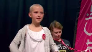 A 9 ans, elle se rase publiquement les cheveux pour son frère malade d'un cancer