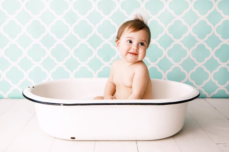 Baignoire pour bébé: choix selon la taille de la salle de bain