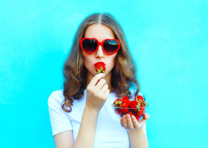 femme mangeant des fraises