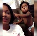 Une maman et sa fille jouent à la coiffeuse, et elles le prennent très au sérieux ! (VIDEO)
