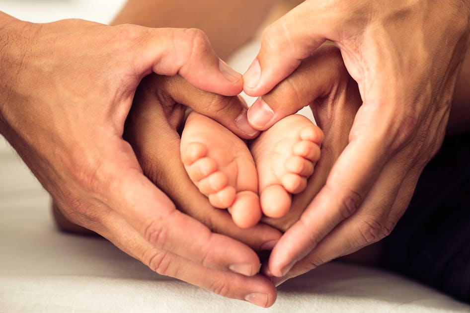 Руки родителей и малыша