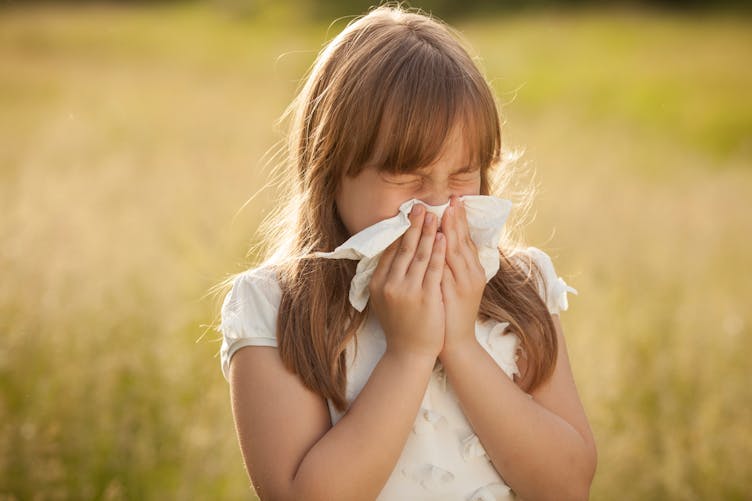 petite fille allergique dans un champs