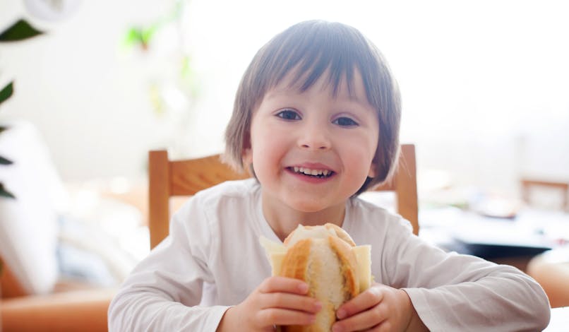 Enfant : une bonne alimentation pour de bonnes  dents