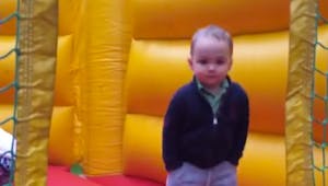Voici l'enfant le plus swag du monde (et il est très mignon) (VIDEO)