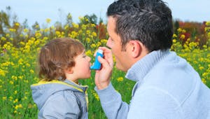 L’asthme allergique touche plus les garçons que les filles, puis cela s’inverse