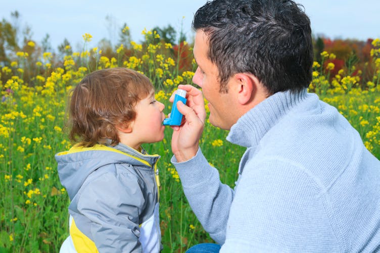 enfant allergique dans un champs avec son papa