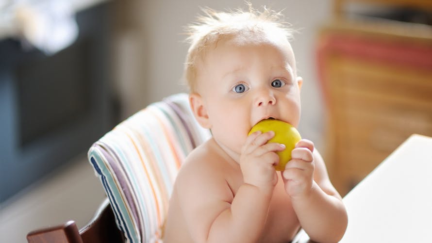 bébé croque une pomme
