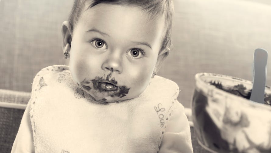bébé mange crème chocolat