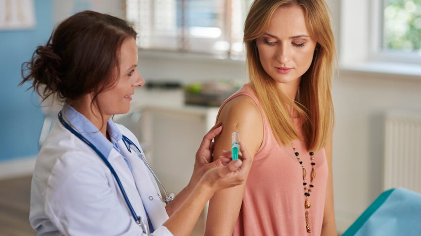 femme se faisant vacciner