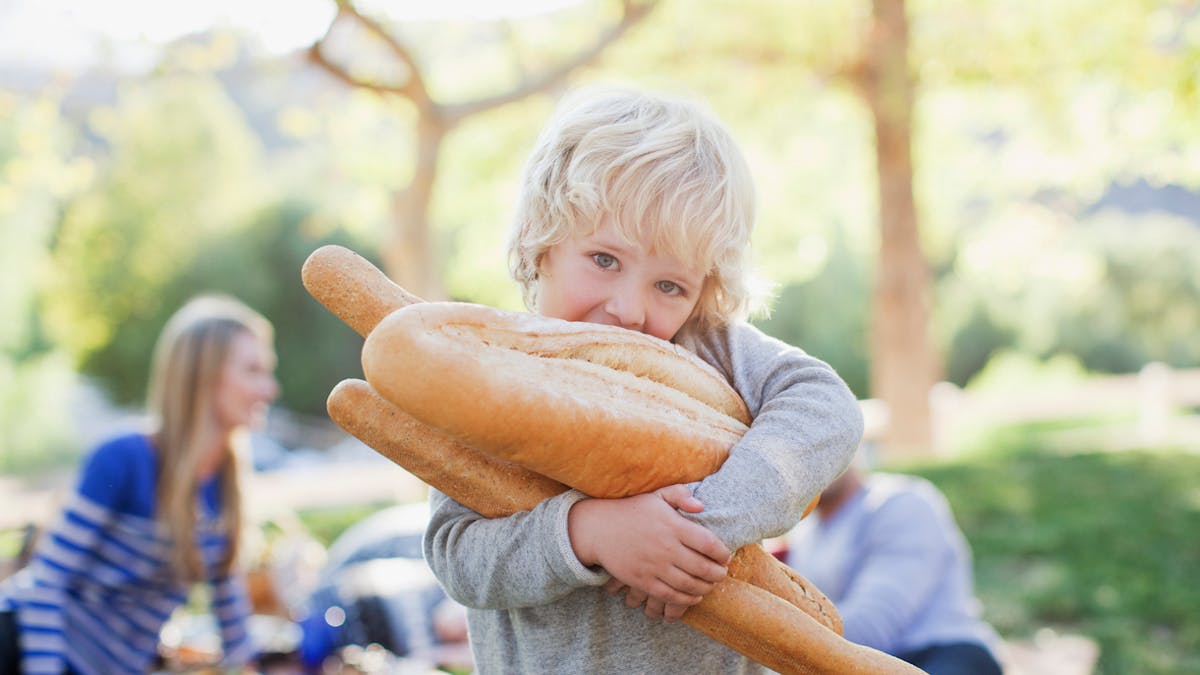 enfant porte du pain