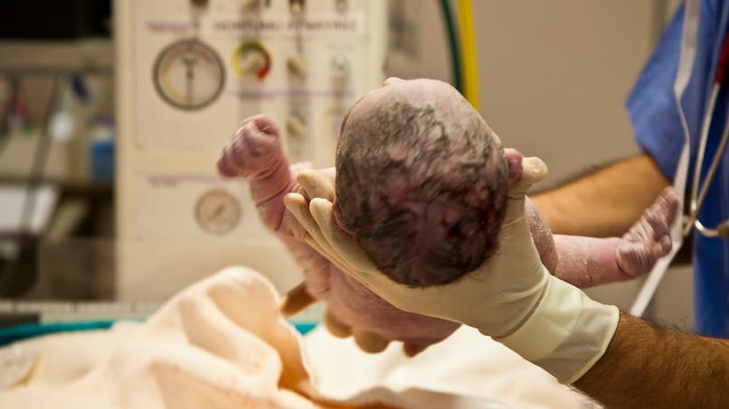 un bébé mort-né revient à la vie