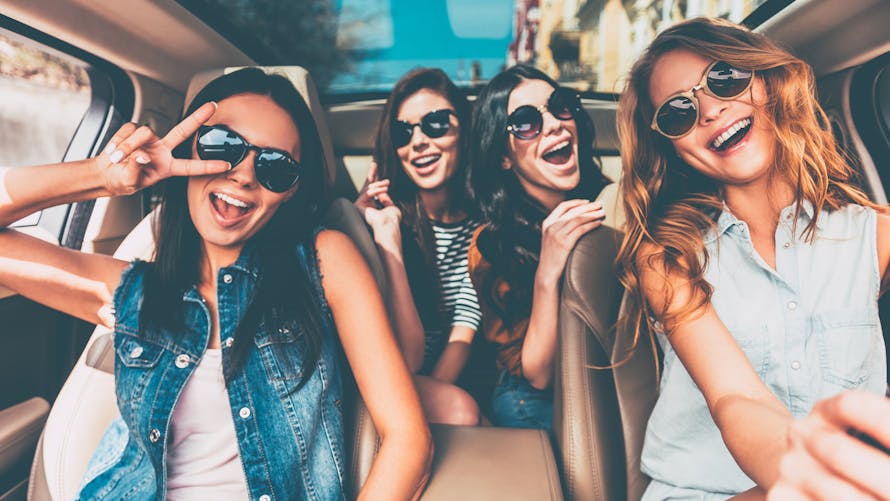 jeunes femmes souriantes en voiture