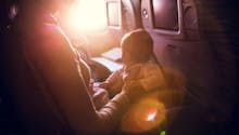 Pourquoi prendre l'avion avec un enfant est un enfer ? La réponse dans une vidéo hilarante