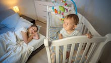 Les bébés qui dorment dans la chambre des parents ont des nuits plus courtes