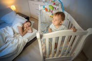 Les bébés qui dorment dans la chambre des parents ont des nuits plus courtes