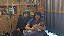 Cette infirmière israélienne a allaité un bébé palestinien pour le sauver