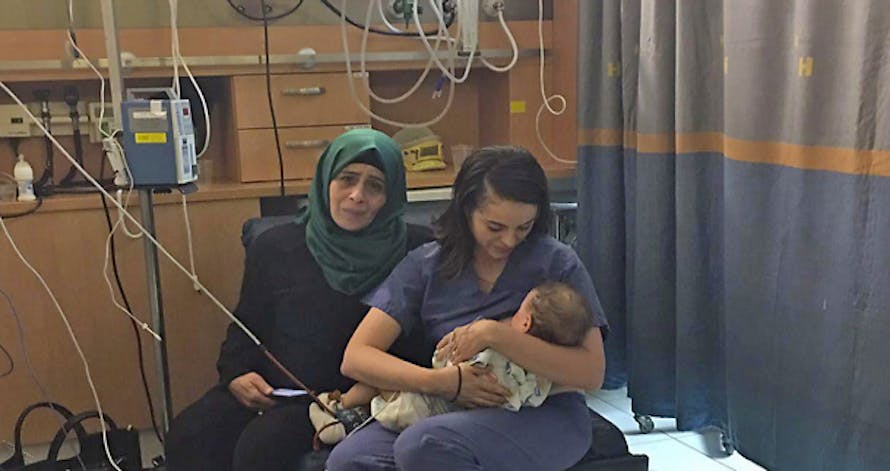 une infirmière juive allaite un bébé palestinien