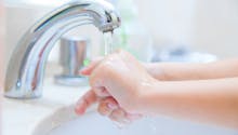 Eau chaude, eau froide : aussi efficaces pour se laver les mains