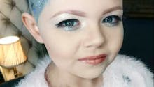 Une petite fille atteinte d’un cancer s'inspire du look de Cara Delevingne