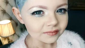 Une petite fille atteinte d’un cancer s'inspire du look de Cara Delevingne