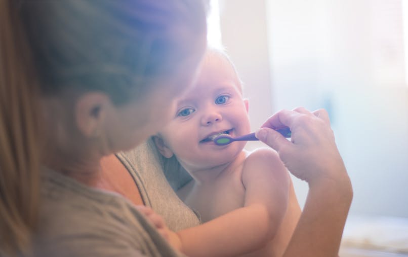 Brossage Dents Bebe Apprendre Son Enfant A Brosser Les Dents Parents Fr Brossage Dents Bebe Apprendre Son Enfant A Brosser Les Dents Parents Fr