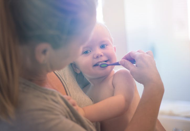 Brossage dents bébé : apprendre son enfant à brosser les dents