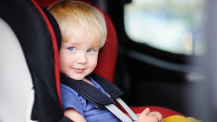 La sécurité en voiture avec Bébé : à quel âge peut-il voyager ? | PARENTS.fr