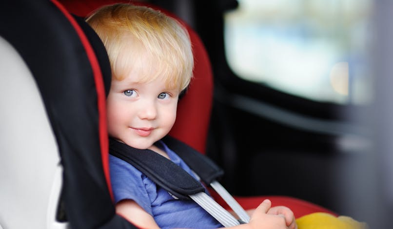 La sécurité en voiture avec Bébé : à quel âge peut-il voyager ? | PARENTS.fr