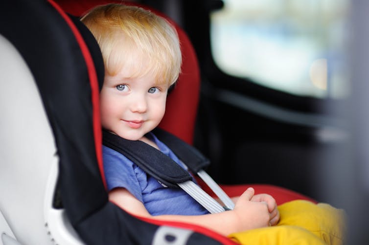 Quand arrêter le siège auto réhausseur et passer à la ceinture ?