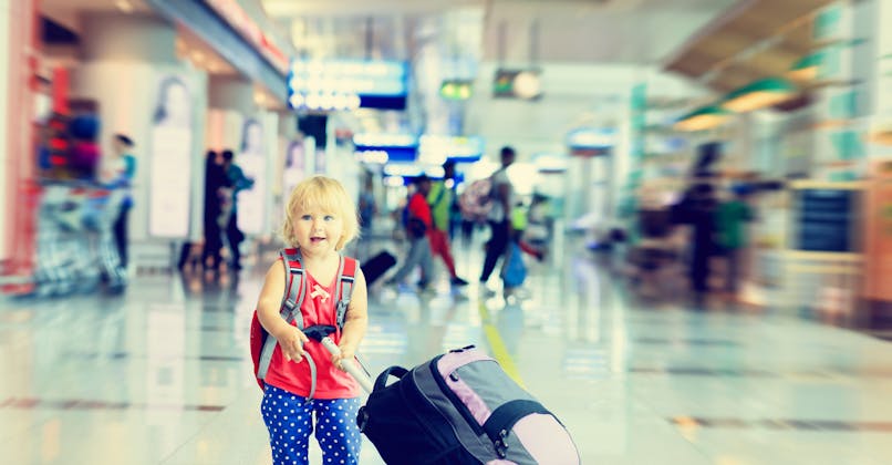 bébé avec valise aéroport