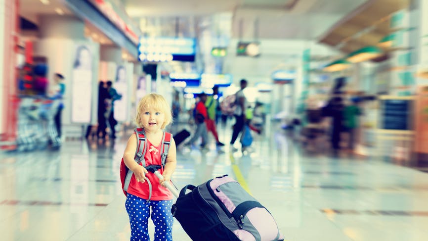 bébé avec valise aéroport
