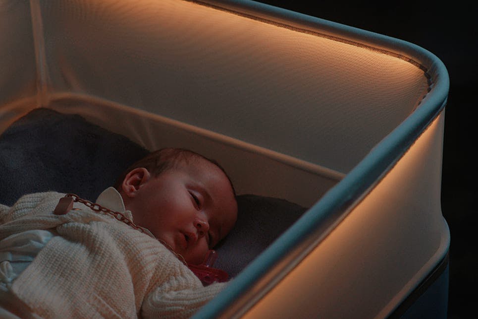 Bébé qui dort dans le lit Max Motor Dreams