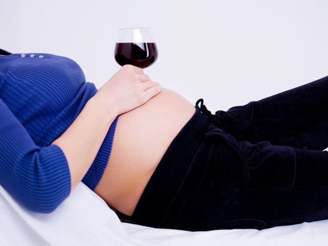 femme enceinte buvant du vin